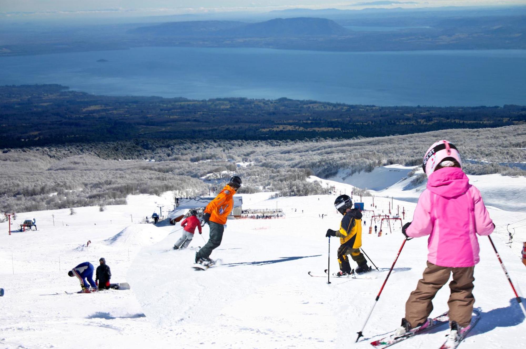 Hotel Enjoy Пукон Экстерьер фото Skiing at Mount Washington
