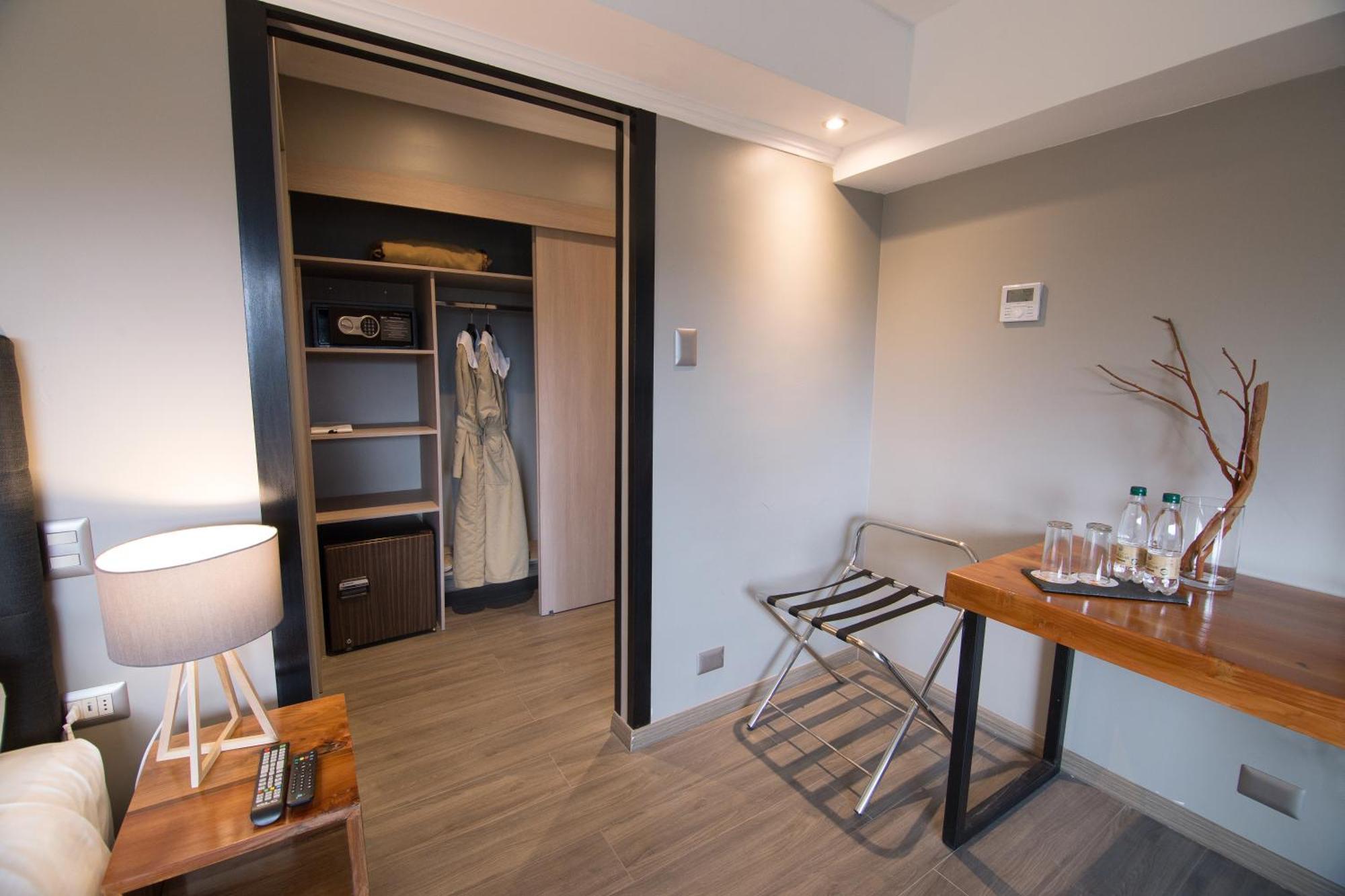 Hotel Enjoy Пукон Экстерьер фото A walk-in closet in a hotel room
